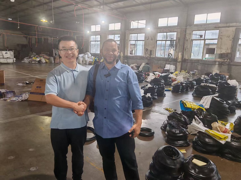 Les clients de la Sierra Leone ont hautement apprécié notre capacité de production et la qualité de nos produits lors de la visite d'usine