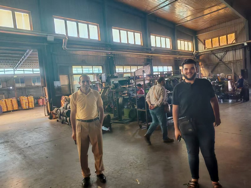 Les pneus et chambres à air de moto gagnent la reconnaissance d'un client égyptien lors d'une visite d'usine